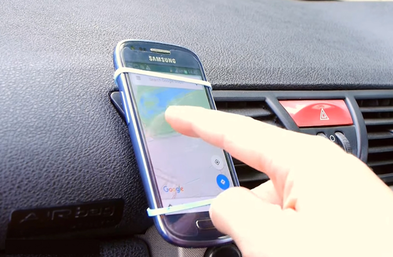 10 formas caseras (y pintonas) de llevar el móvil el coche