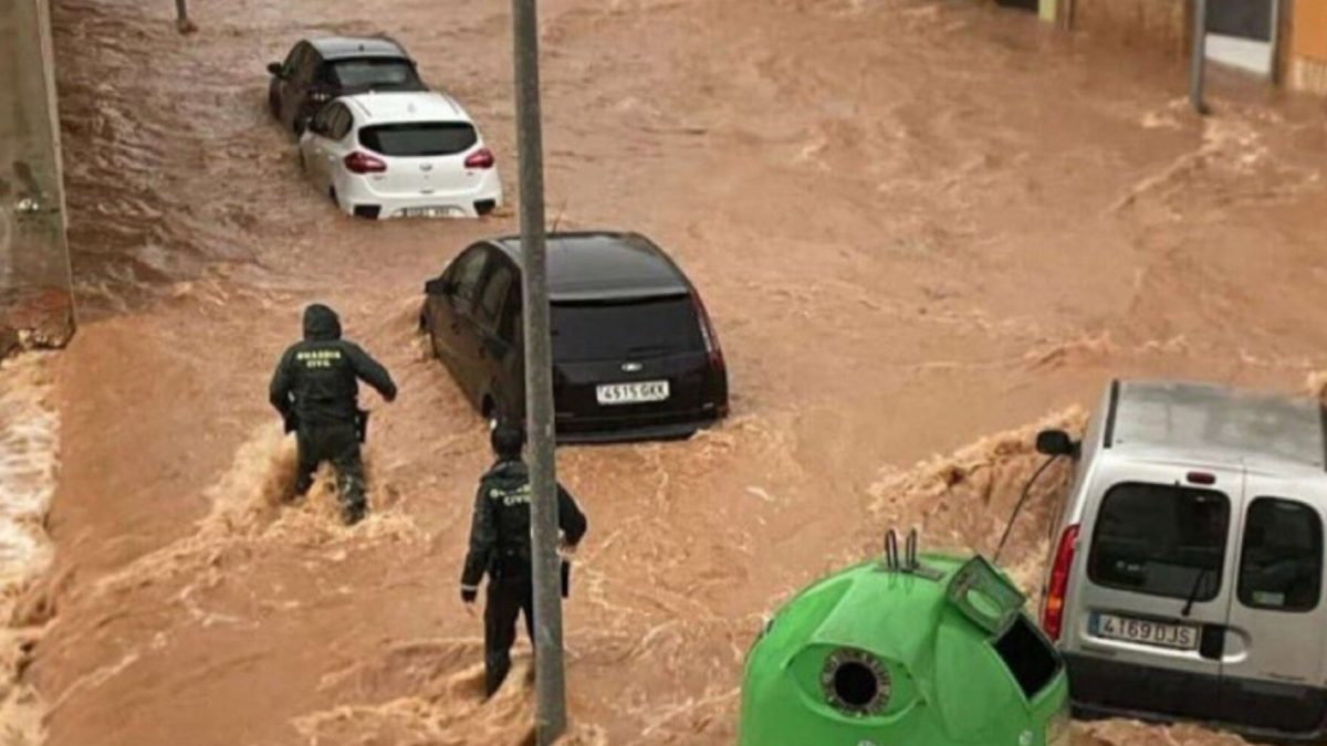 Las impactantes imágenes de la dana en Valencia camiones volcados y