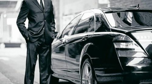 Uber vuelve a Madrid con licencias de alquiler de coche con conductor