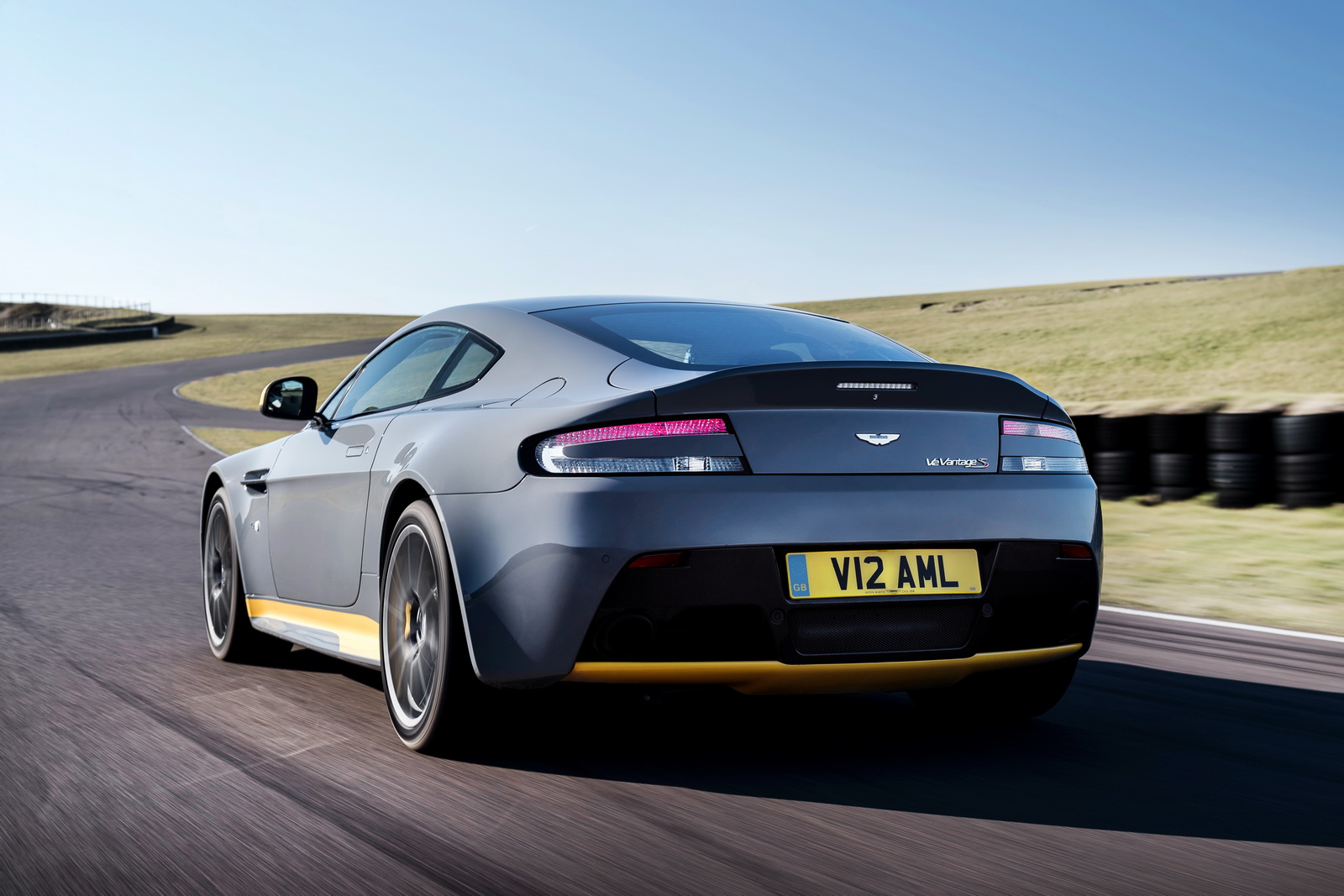 Aston Martin V12 Vantage