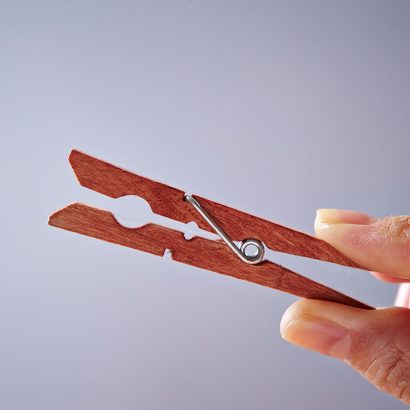 Solo necesitas colocar una pinza de madera en la rejilla del aire acondicionado para poner en práctica el truco más viral en tu coche