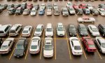 El truco del hombro: la única forma de sacar el coche sin rozarlo cuando otro se ha pegado demasiado