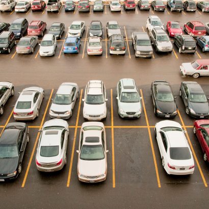 El truco del hombro: la única forma de sacar el coche sin rozarlo cuando otro se ha pegado demasiado