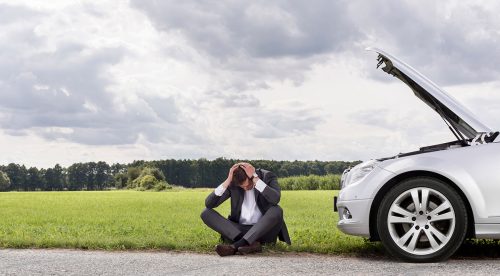 10 malos hábitos de conducción que están dañando tu coche