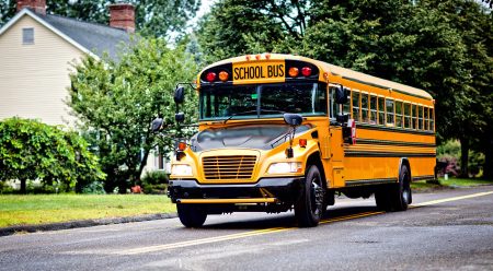 Por qué los autobuses escolares estadounidenses son gigantes y amarillos