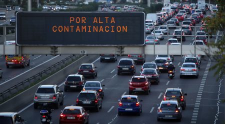 ¿Cuántos coches circulan en España sin etiqueta de eficiencia?
