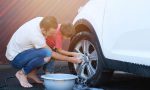 Cómo limpiar el coche con vinagre (y otros 19 trucos caseros)