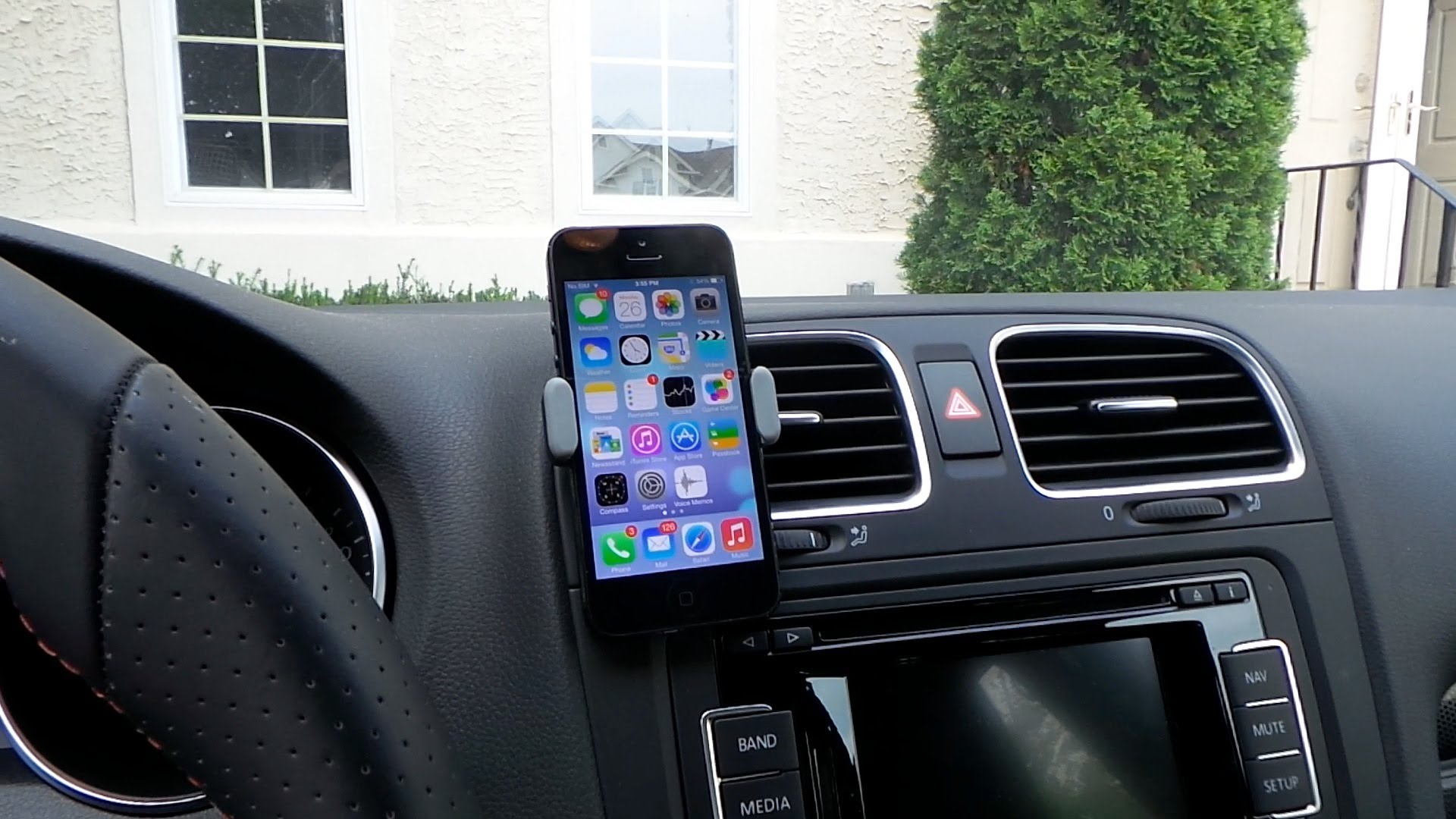 10 formas caseras (y muy pintonas) de llevar el móvil en el coche