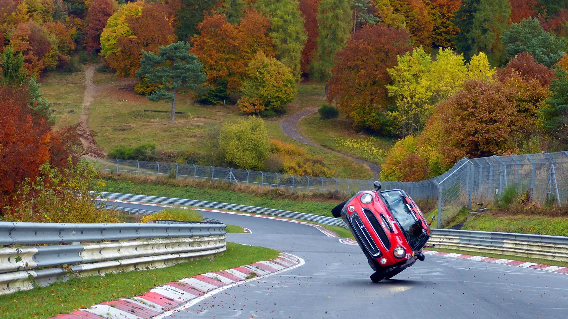 Tarda 45 minutos en dar la vuelta a Nürburgring, pero ¡a dos ruedas!