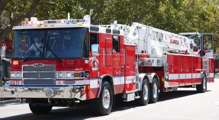 Por qué los camiones de bomberos americanos necesitan dos conductores