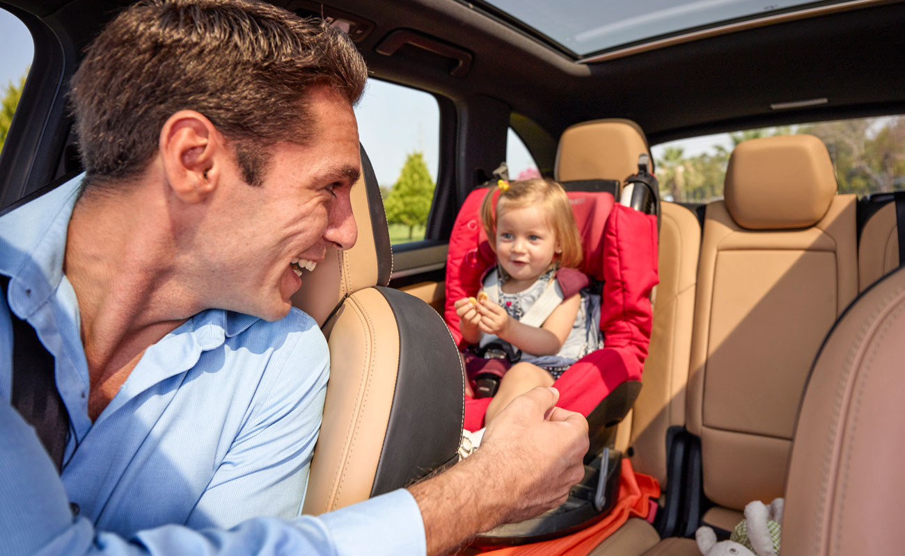La forma correcta de colocar la silla infantil en el coche: los niños deben  ir a contramarcha