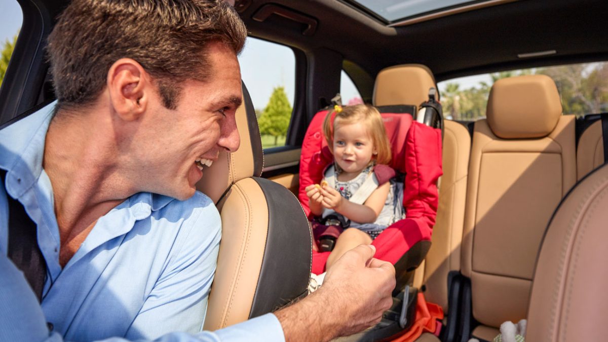 Por qué los niños deberían ir sentados tras el asiento del copiloto