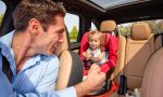Por qué los niños deberían ir sentados tras el asiento del copiloto
