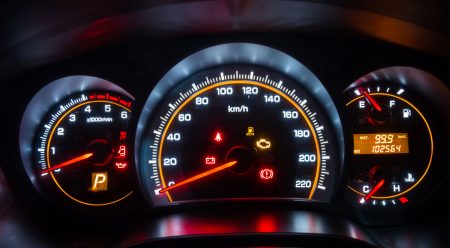 Luz ABS encendida: ¿qué significa y qué debe hacer el conductor?
