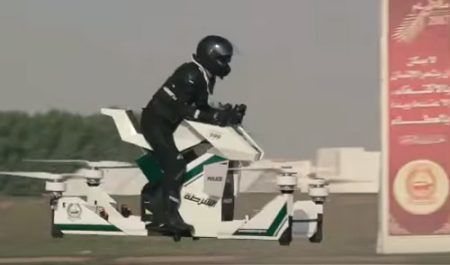La policía de Dubái estrena una futurista (e inestable) moto voladora