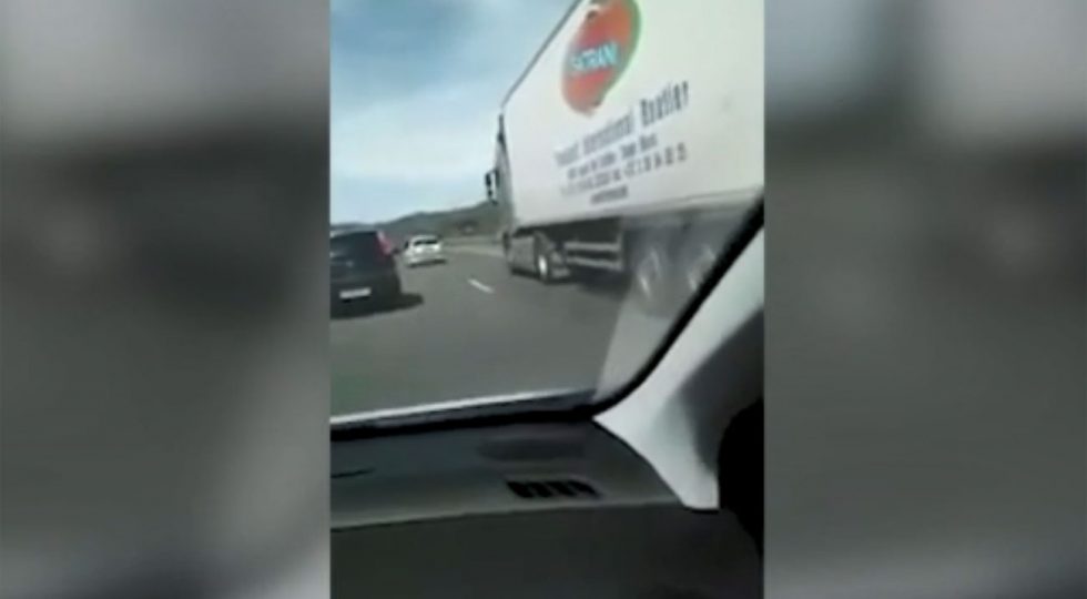 La inexplicable (y peligrosa) maniobra de un conductor en Cádiz