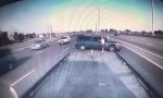 El impresionante golpe que se lleva una ‘pick-up’ en plena autopista
