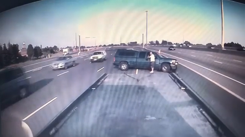 El impresionante golpe que se lleva una ‘pick-up’ en plena autopista