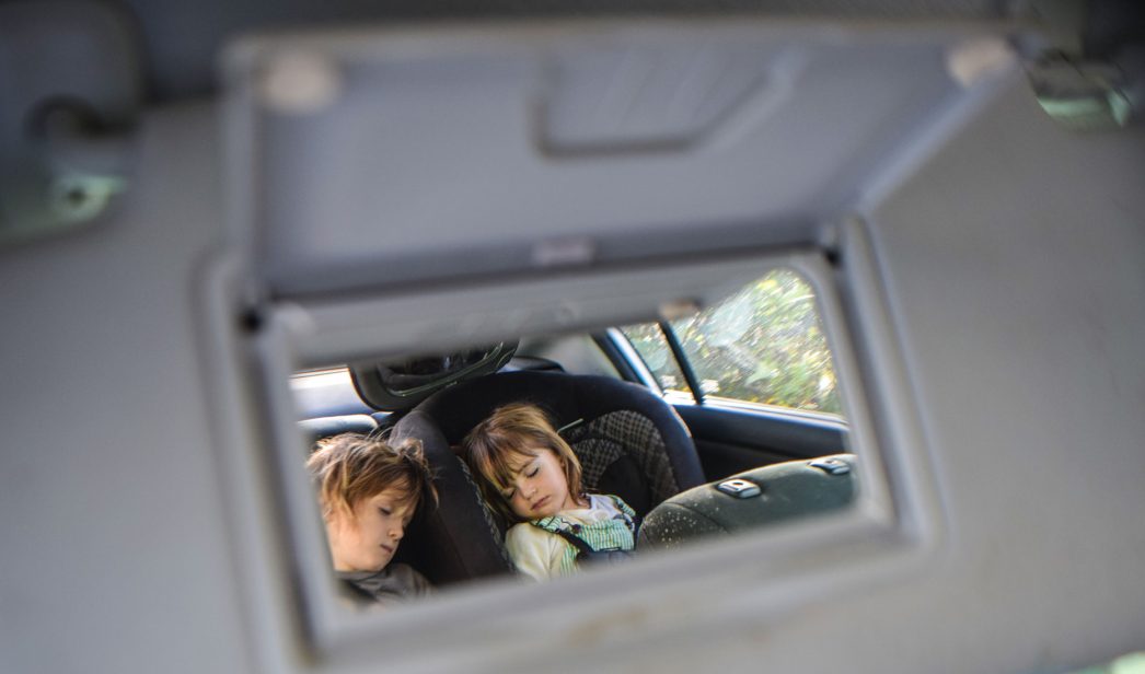 dispositivos para niños en coche