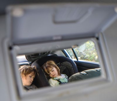 dispositivos para niños en coche