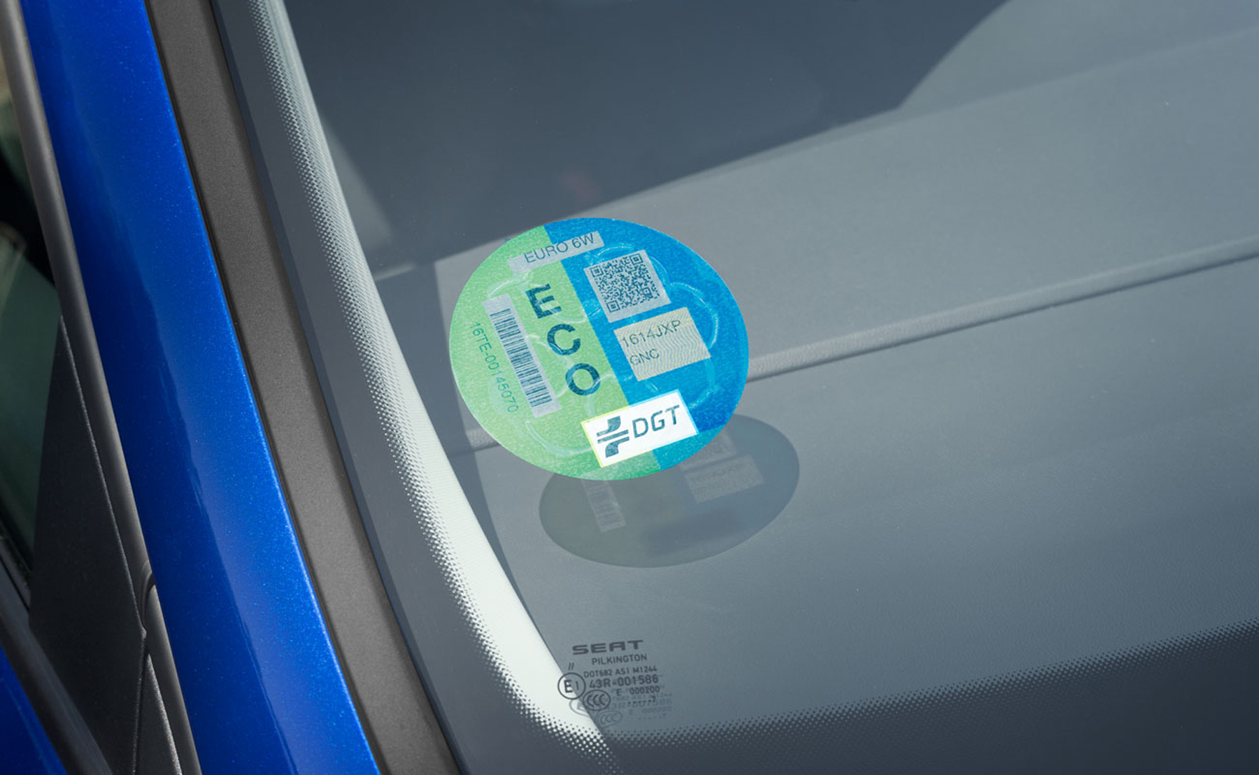 Cómo reclamar la pegatina ambiental de la DGT para tu coche - Seis en Línea