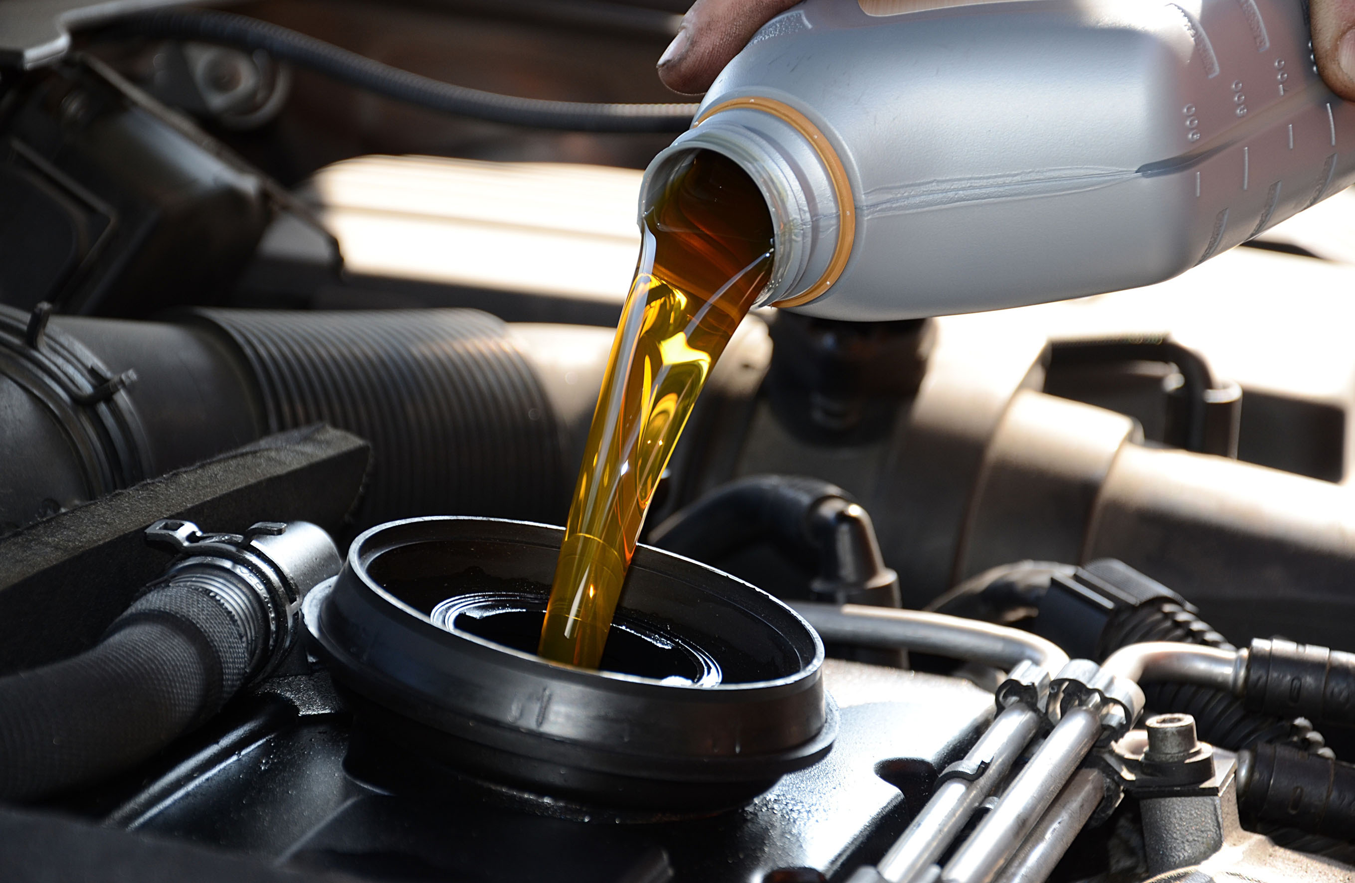 ¿Qué aceite lleva mi coche?: cómo elegir el adecuado para evitar averías