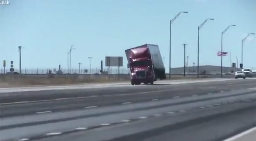 Cuidado con el viento: el camión que vuela en plena autopista