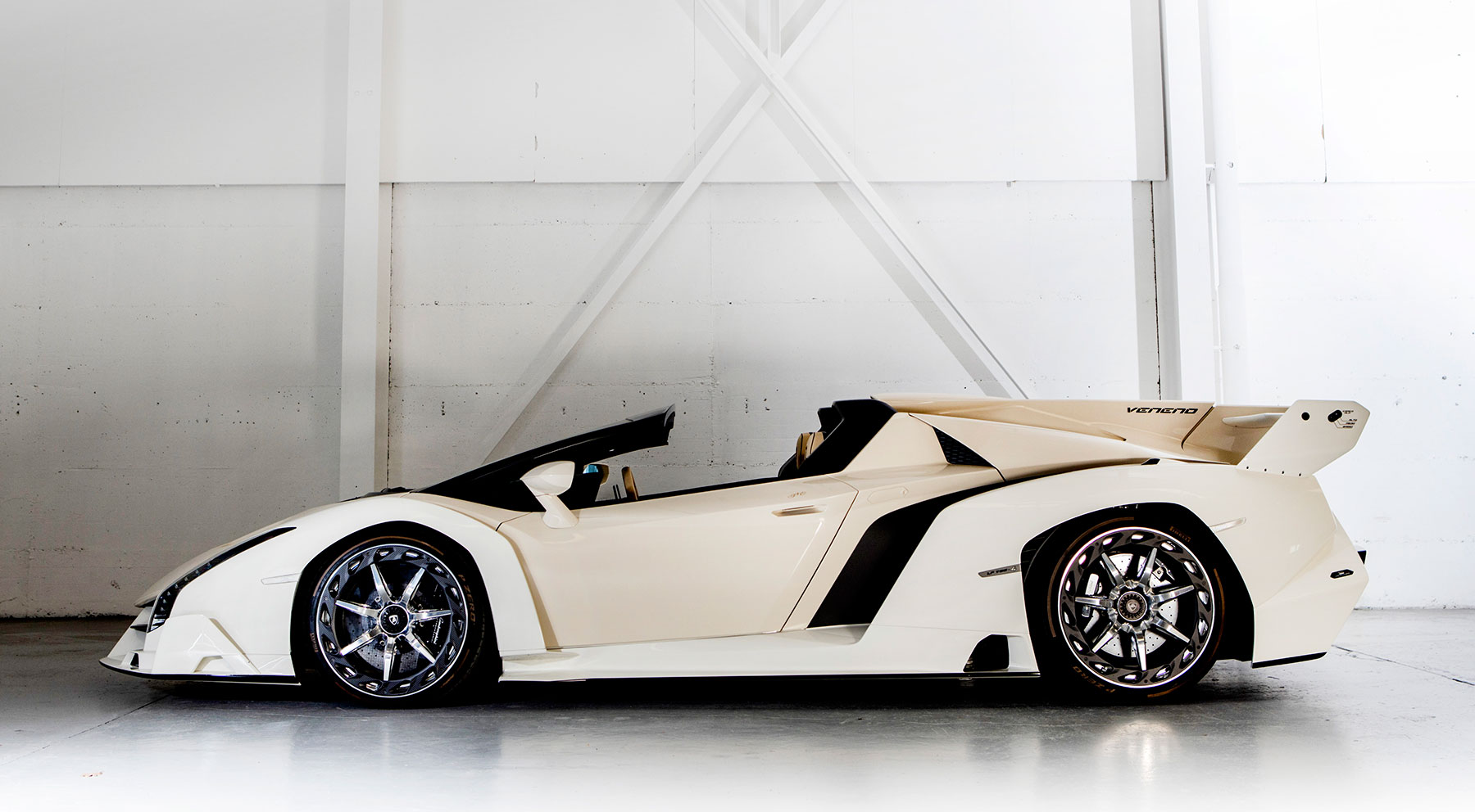 Lamborghini Veneno Roadster // 7.568.555 euros