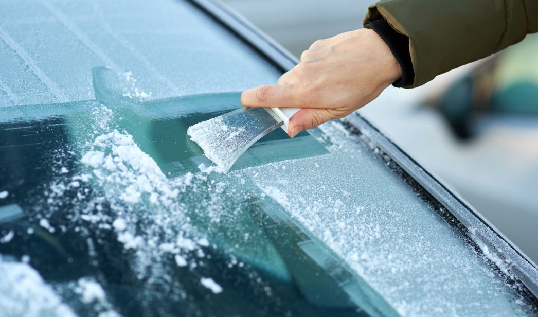 sexo batalla Corrupto Cómo quitar el hielo del coche: así puedes proteger el parabrisas