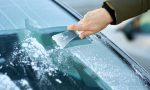 Cómo eliminar el hielo del parabrisas rápidamente y sin dañarlo