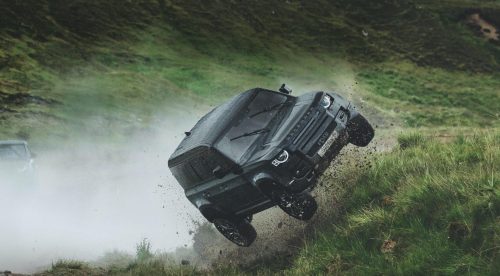 El Land Rover Defender va al límite en la nueva película de 007