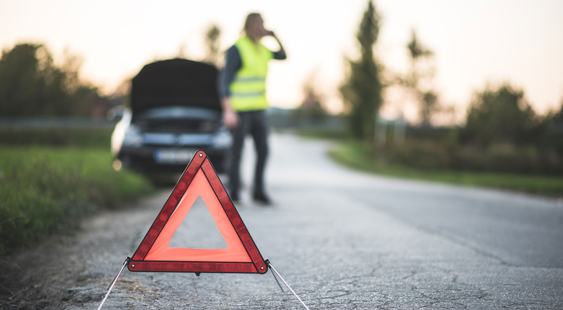Adiós al uso de triángulos en autopista o autovía: qué debes hacer ahora si  sufres un accidente o avería