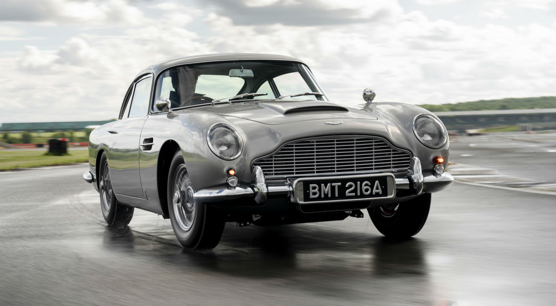 El Aston Martin de James Bond vuelve a la vida con todos sus accesorios