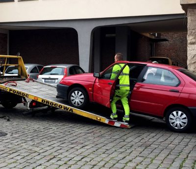 grúa coche aparcamiento