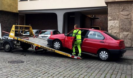 grúa coche aparcamiento