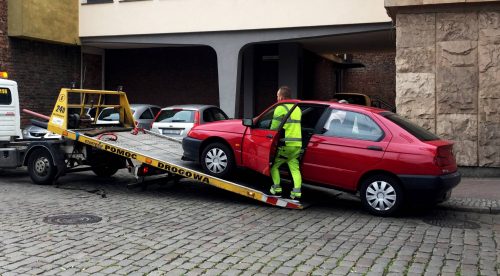 grúa coche aparcamiento