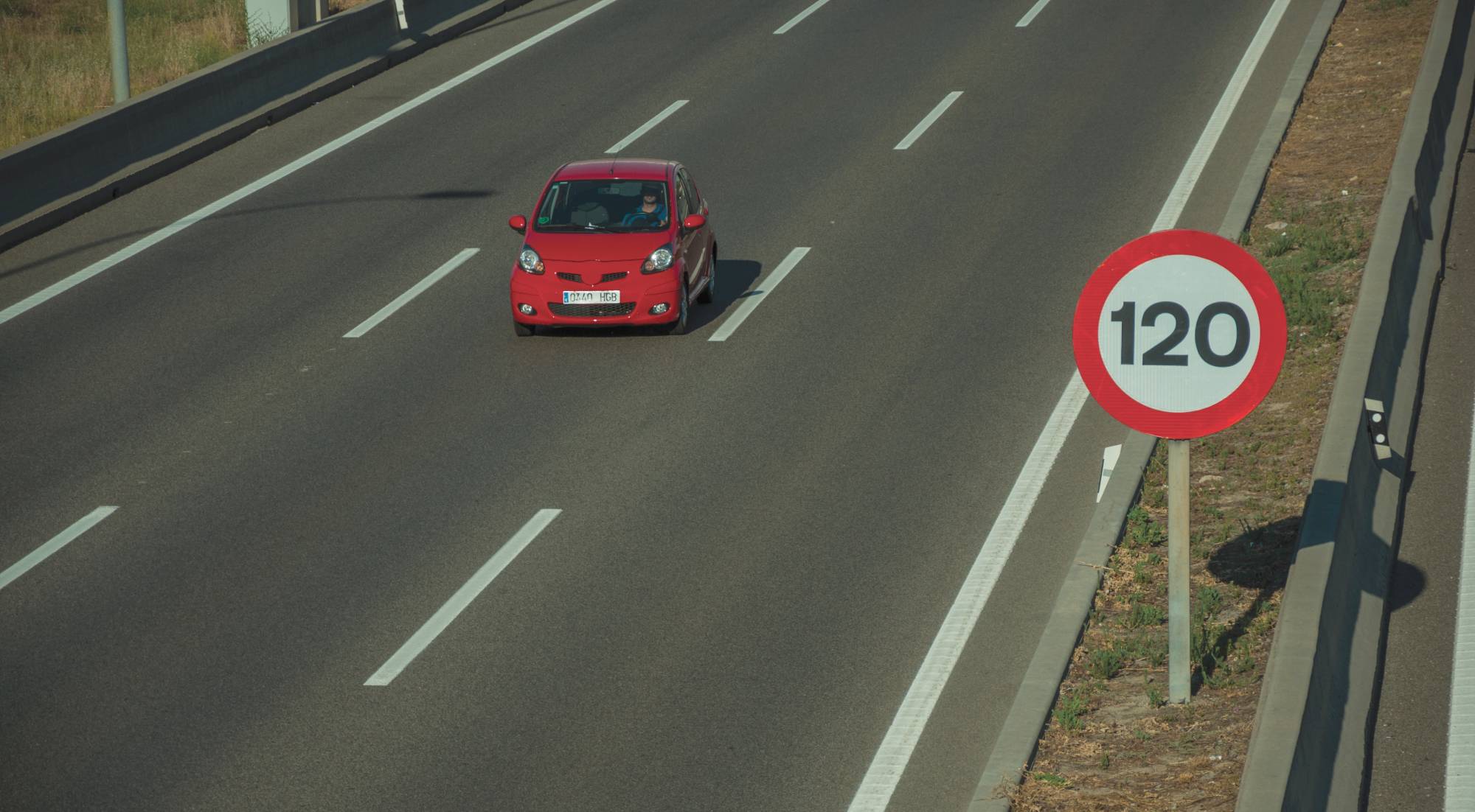 Abusar del carril central te costará una multa de 200 euros 3 Motor16 Coche circulando por carril central sin necesidad