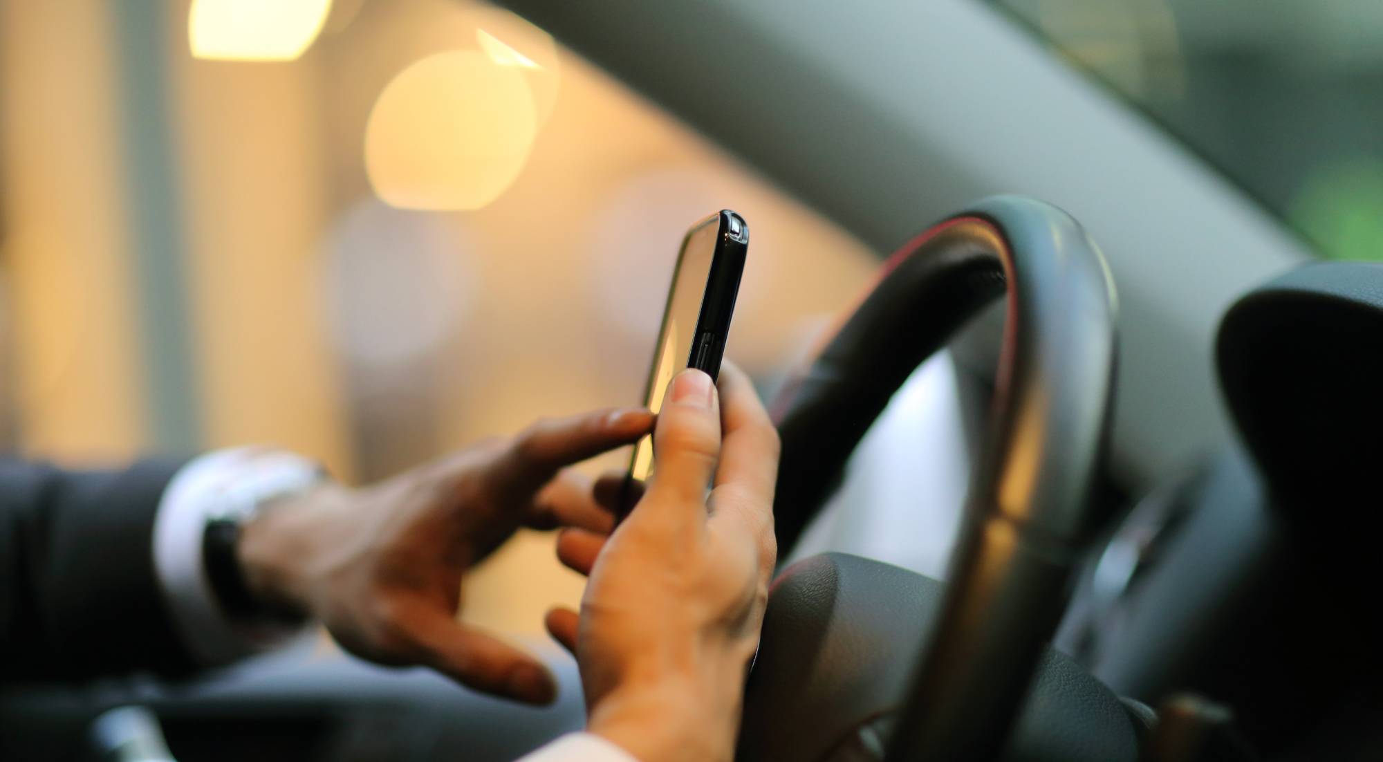 Seis puntos menos por usar el móvil y otros cambios de la ley de tráfico