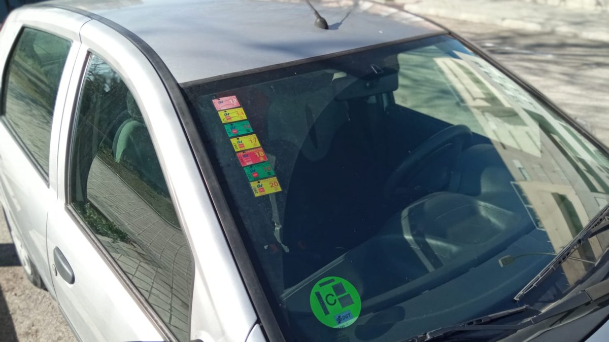 Está permitido colocar adhesivos en el parabrisas de un coche?