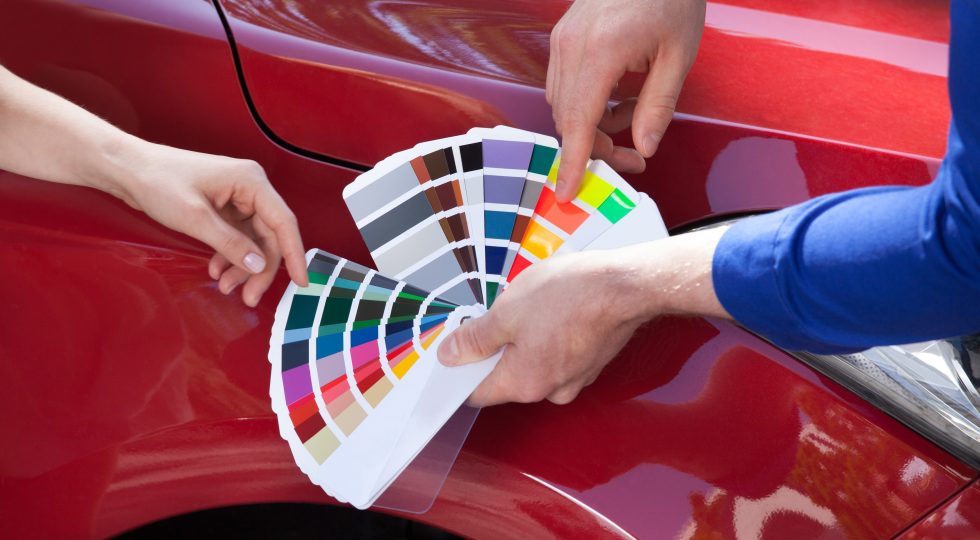 En la era digital, los coches mantienen colores analógicos
