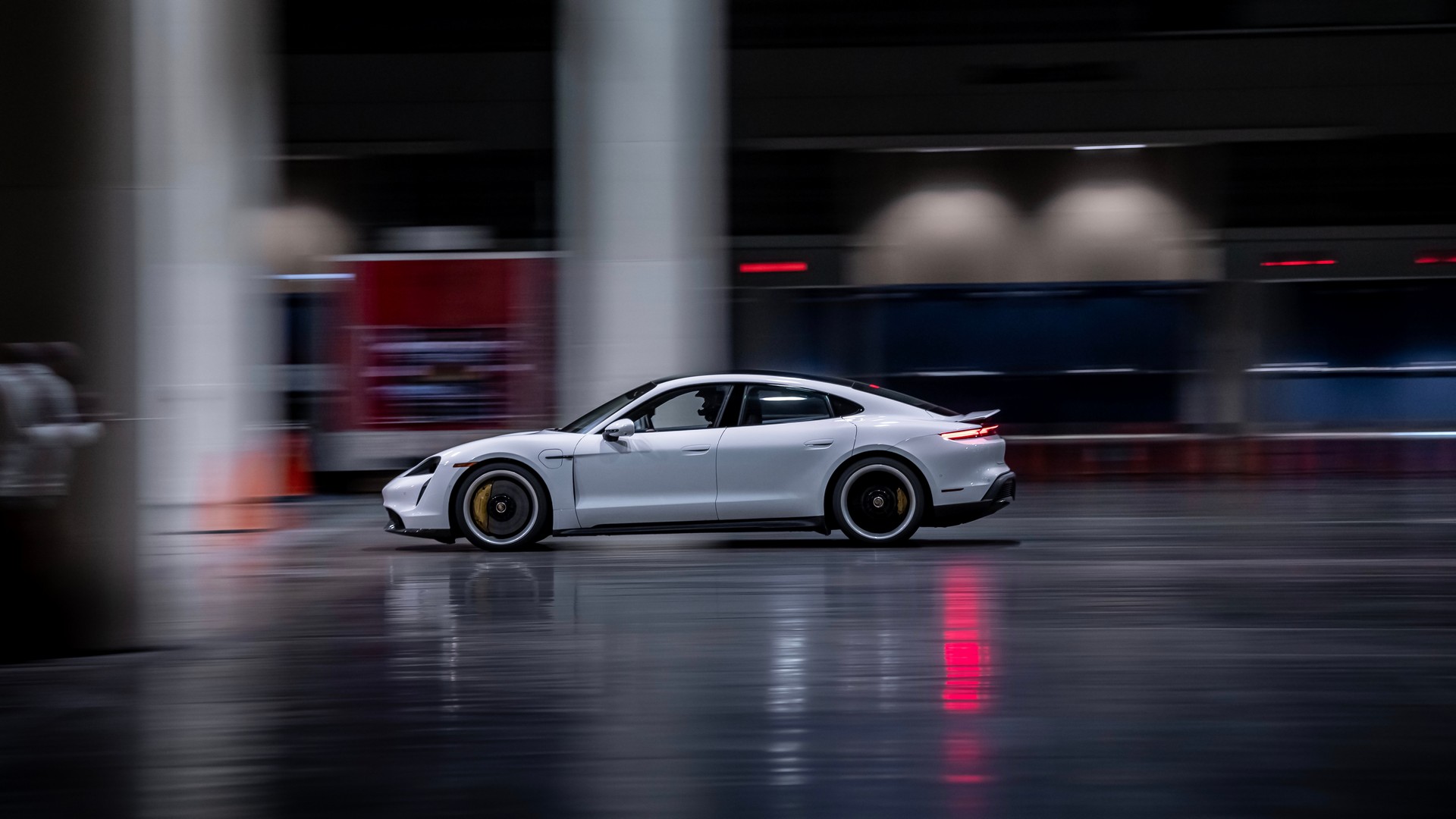 El Porsche Taycan alcanza los 165,1 km/h… dentro de un edificio