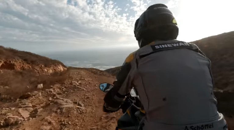 Charly Sinewan sube a la moto para seguir con su vuelta al mundo