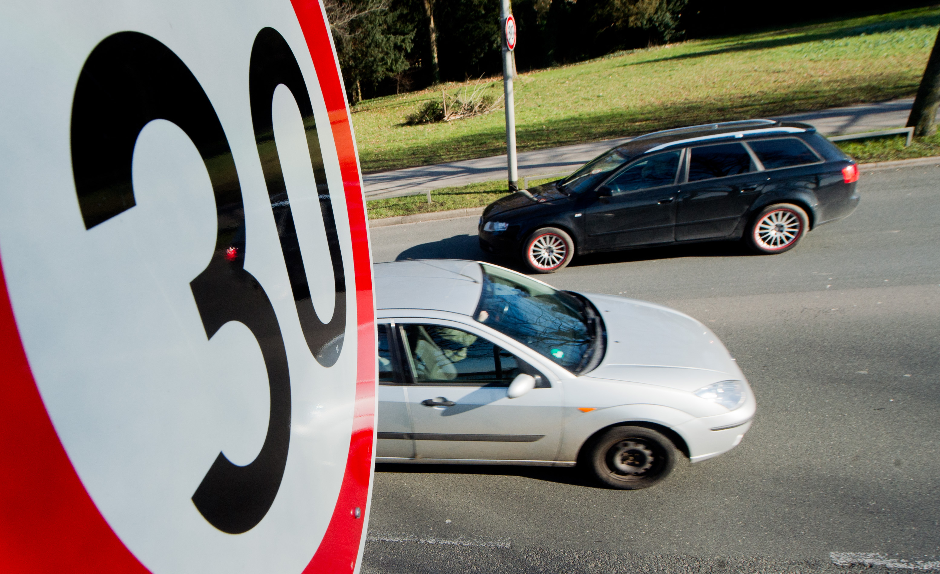 ¿Habrá más multas y bajará el seguro del coche circulando a 30 por hora?