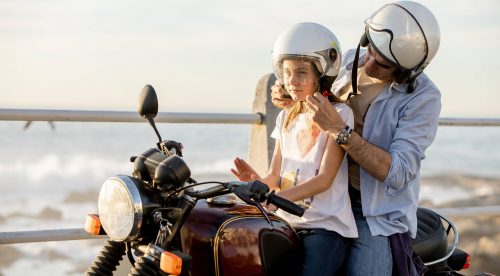 Cuándo y cómo puedes viajar con un niño en moto