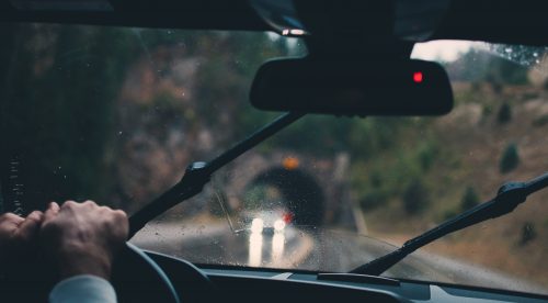 Conducir con lluvia: los 10 mejores trucos para evitar accidentes