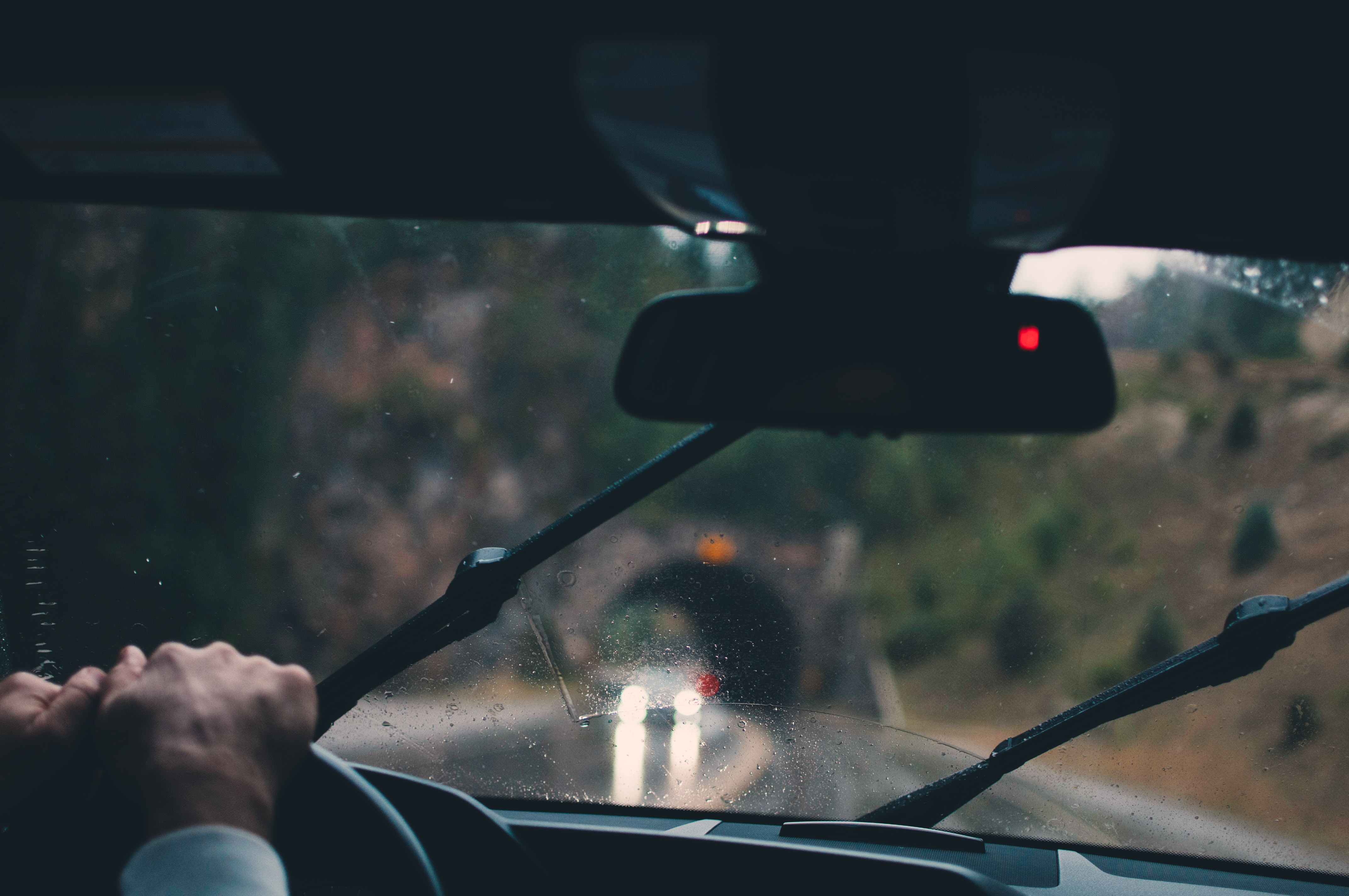 Conducir con lluvia: los 10 mejores trucos para evitar accidentes