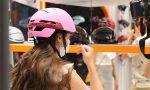 El casco inteligente que se ilumina cuando el ciclista frena