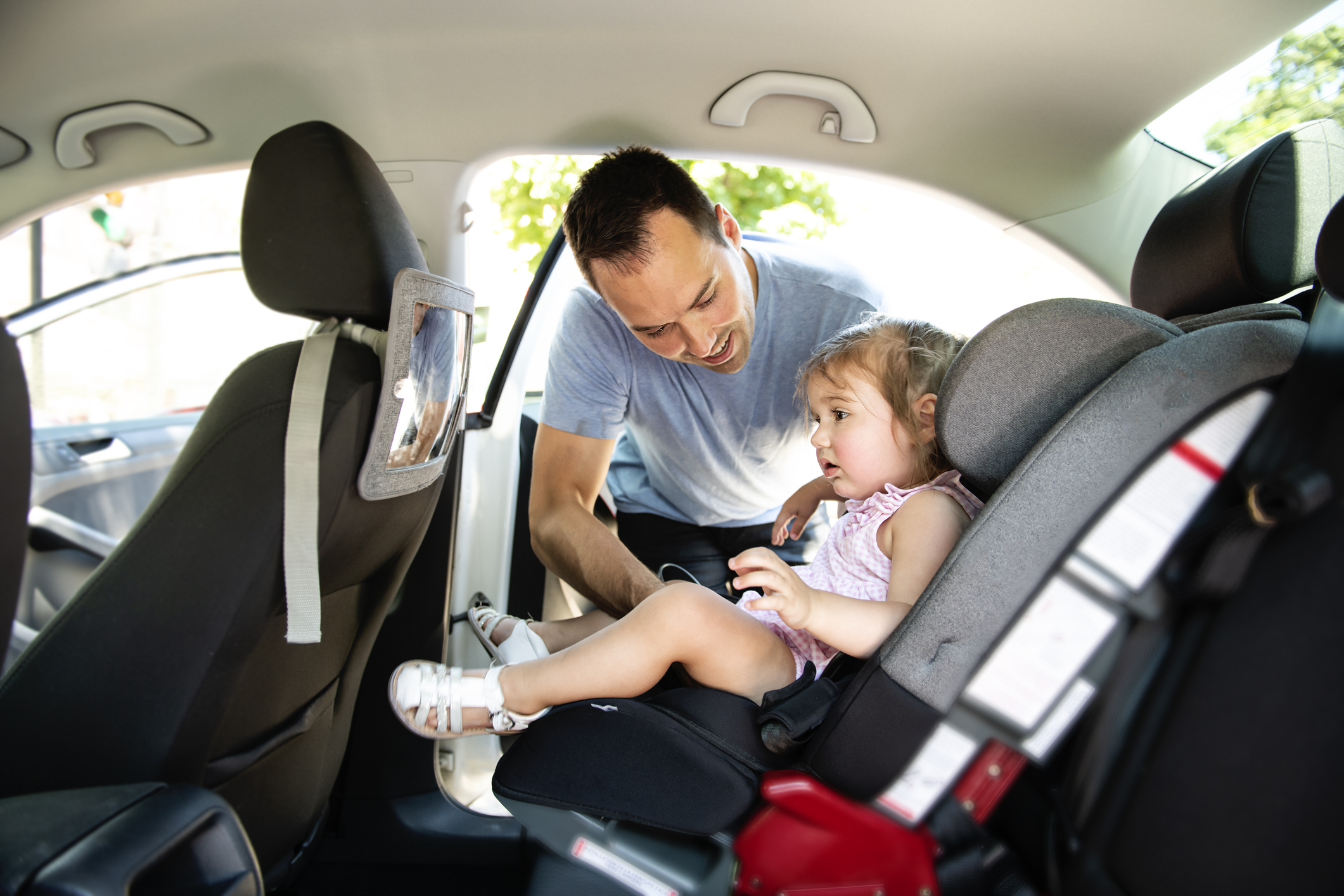 Tropezón superficial Detenerse Niños en el asiento delantero del coche: ¿qué dice la DGT?