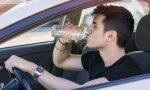 ¿La DGT puede multar por beber agua mientras se conduce?