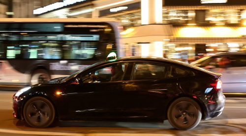 Tesla y la Policía investigan el accidente de un taxi Model 3 en París